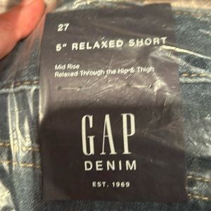 Gap 5” Mid rise shorts Size 27
